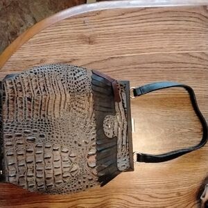 Chic Crocodile Pattern Shoulder Bag in Black and Brown
